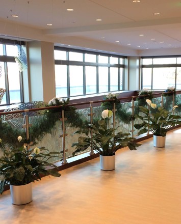 Circum handrail with cast patterned glass infill installation at the Adventist Cancer Ctr, IL.