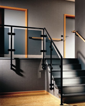 Hewi guardrail with tinted glass infill installation in a private residence in Germany