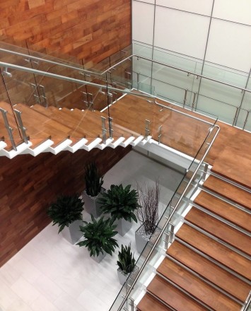 Stair at La Cantara HQ, CA, Kubit short posts with glass infill panels.