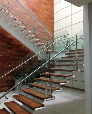 Stair at La Cantara HQ, CA, Kubit short posts with glass infill panels.