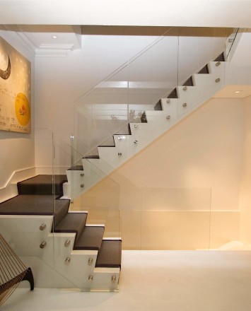 Side view of modern white-walled Private Residence, Washington DC, Optik guardrail with clear glass