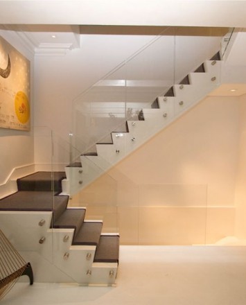Side view of modern white-walled Private Residence, Washington DC, Optik guardrail with clear glass