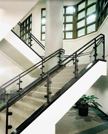 Hewi guardrail installation with glass infill at a Research Facility in Germany.