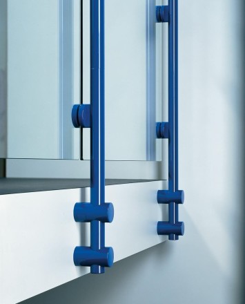 Closeup of Hewi guardrail installation with tinted glass infill at a private residence in Germany.