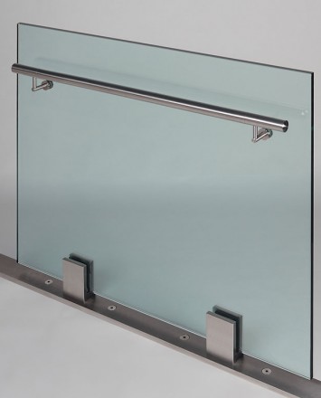 Stainless steel railing with glass partition