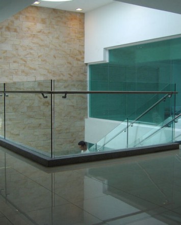 Stainless steel handrail with glass baffles