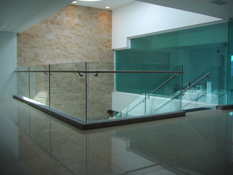 Stainless steel handrail with glass baffles